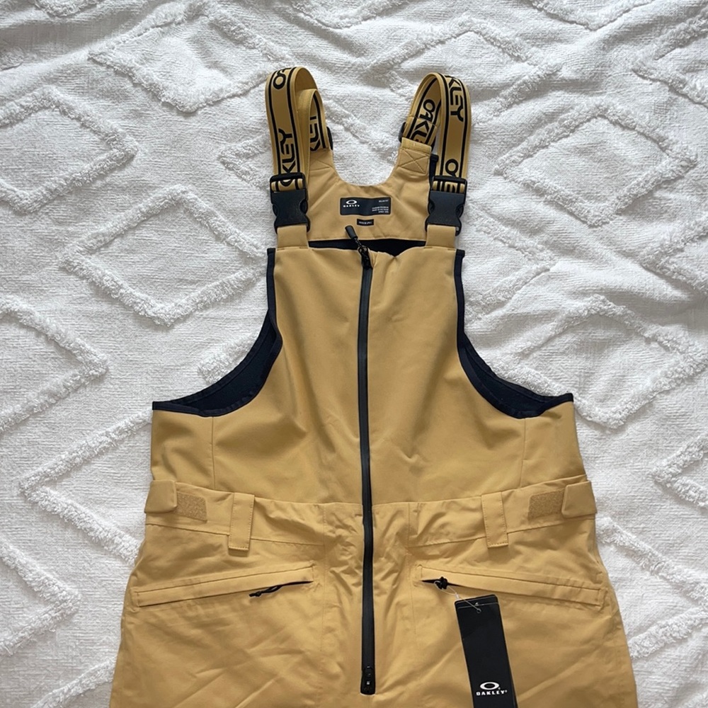 Oakley Large ski/snowboard overalls new with tags